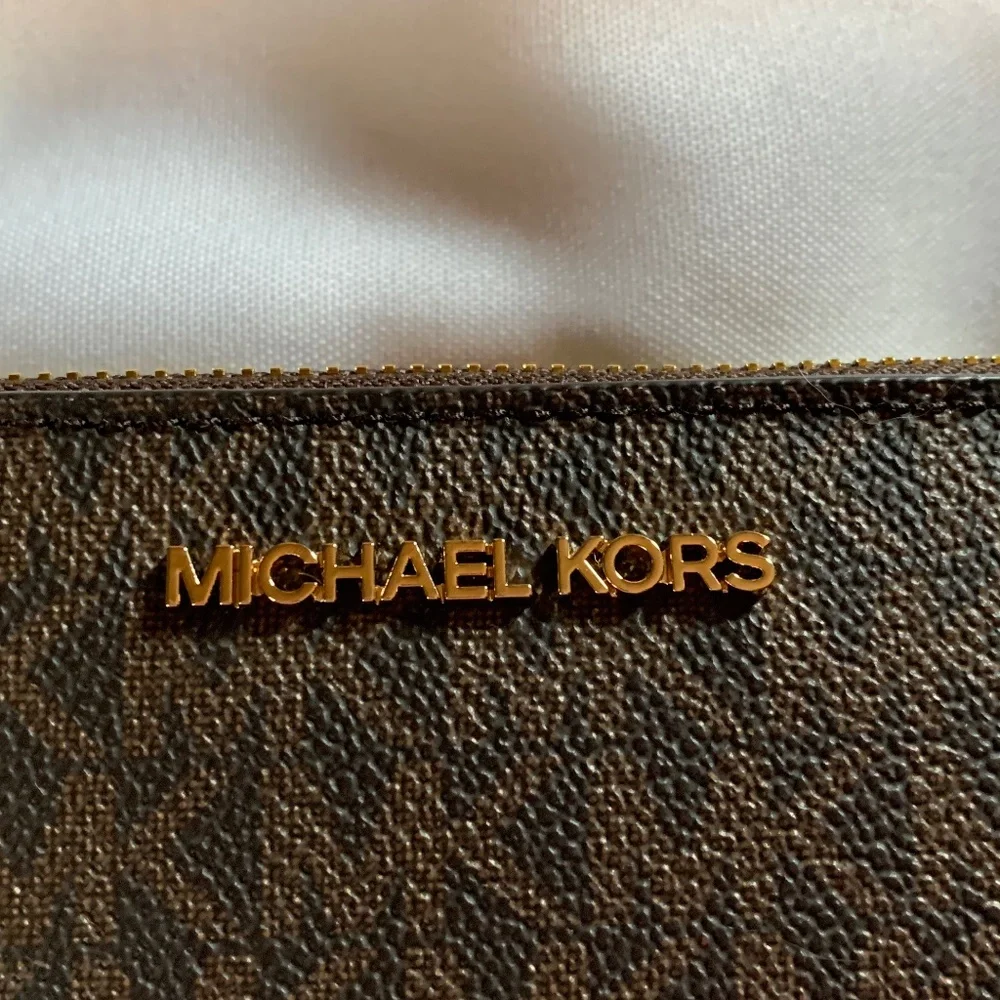🎉Host Pick🎉 NWT. Michael Kors Brown with Gold Accents Wallet Wristlet!